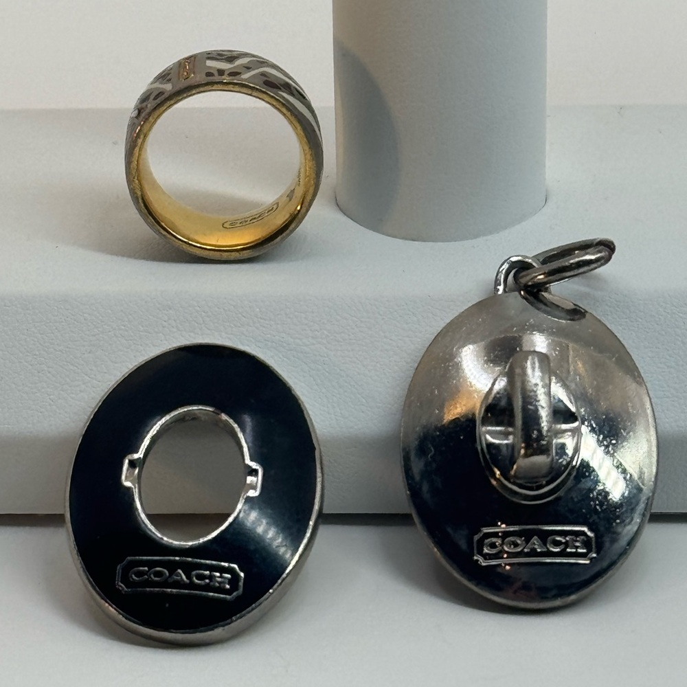 Coach trinkets FLAWED enamel ring and key holder - Picture 2 of 8